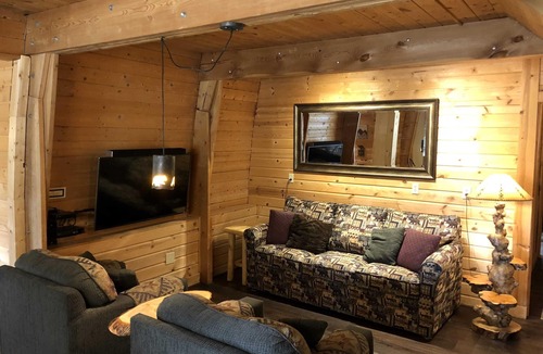 Lazy Acres House | Cozy Mountain Retreat with Hot Tub, Stunning Lionshead Views, 7 Miles to Yellows