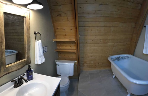 Lazy Acres House | Cozy Mountain Retreat with Hot Tub, Stunning Lionshead Views, 7 Miles to Yellows