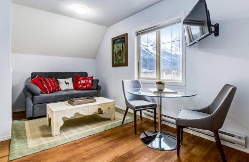 Canmore House | Cozy Mountain View Condo Close to DT Canmore