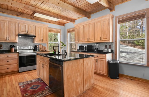 Dahlonega Cabin | Cozy: Mtn Views, Wineries, Hot Tub, Creek, Game Room