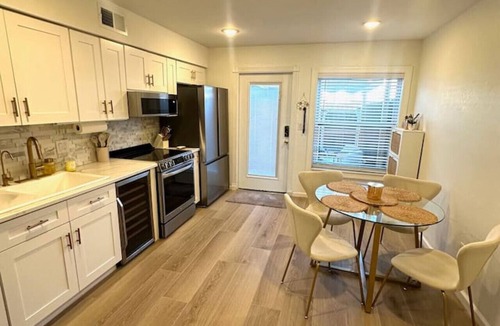 Fairoaks Manhattan Manor Villa | Cozy Multi-level Townhome South Tampa 2BD2BA
