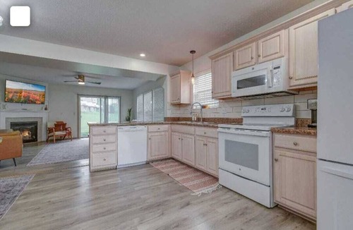 Lee's Summit House | Cozy n’ beautiful 3-bedroom townhome in peaceful Lee's Summit with AC comfort