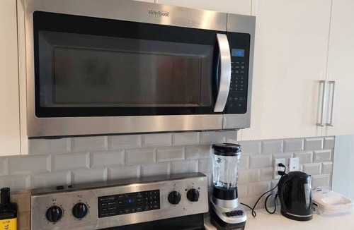Cranston House | Cozy n Spacious 3BR House w/driveway available for short/Long term