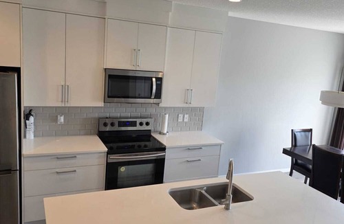 Cranston House | Cozy n Spacious 3BR House w/driveway available for short/Long term