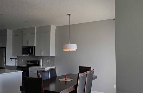 Cranston House | Cozy n Spacious 3BR House w/driveway available for short/Long term
