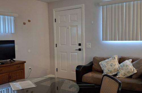 Tarzana House | Cozy Neighborhood Cottage with A/C, wifi Two Blocks from Ventura Blvd.
