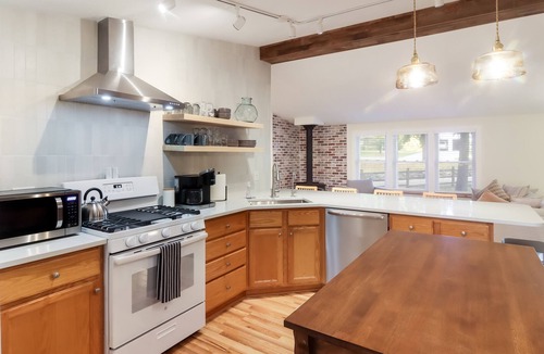 Northport Cottage | Cozy & New - Walk to Lake Michigan & Northport's shops, restaurants, and bars.