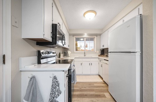 Central Oregon House | Cozy North Eugene Bungalow, Center of Eugene. Close to Autzen Stadium!