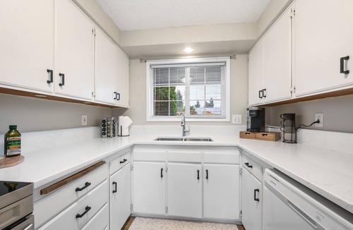 Central Oregon House | Cozy North Eugene Bungalow, Center of Eugene. Close to Autzen Stadium!