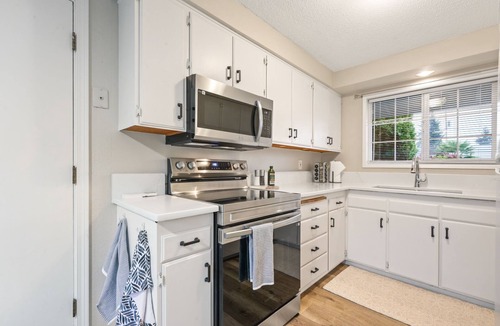 Central Oregon House | Cozy North Eugene Bungalow, Center of Eugene. Close to Autzen Stadium!