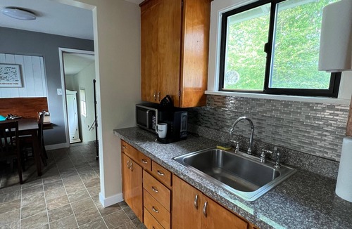 Licton Springs House | Cozy North Seattle Bungalow Fenced yard, Near I-5 & Light Rail Downtown MTR&LTR