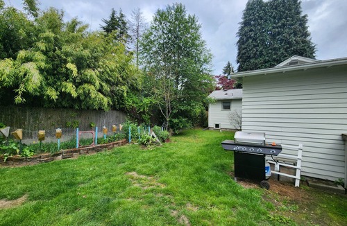 Licton Springs House | Cozy North Seattle Bungalow Fenced yard, Near I-5 & Light Rail Downtown MTR&LTR