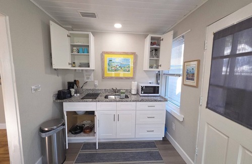 Lake Magdalene Apartment | Cozy Oak House 1-bedroom Apt in amazing Tampa. Max 2 adults+ 25 Yrs old