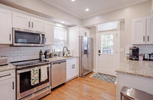 Oakley House | Cozy Oakley 4B with Garage 10 min to Downtown, UC Hospitals