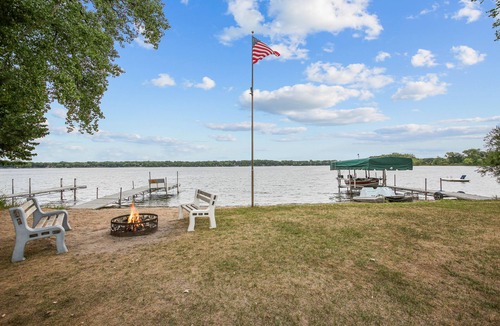 South Haven Cabin | Cozy Oasis on Bass Lake!