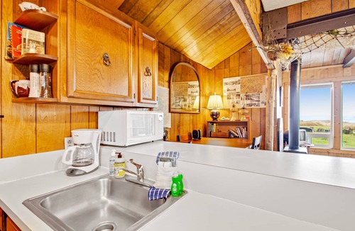 Moclips House | Cozy oceanfront cabin on the beach with views - dog friendly