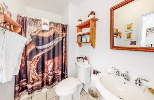 Silverton Apartment | Cozy Old West Themed Hotel Suite With Queen Bed, Free High-Speed WiFi, Cable TV