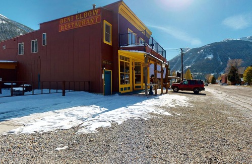 Silverton Apartment | Cozy Old West Themed Hotel Suite With Queen Bed, Free High-Speed WiFi, Cable TV