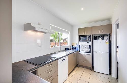 Hastings House | Cozy on Clive - Hastings Holiday Home