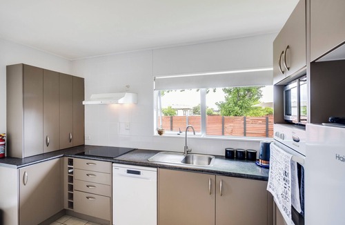 Hastings House | Cozy on Clive - Hastings Holiday Home