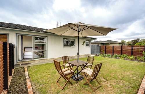 Hastings House | Cozy on Clive - Hastings Holiday Home