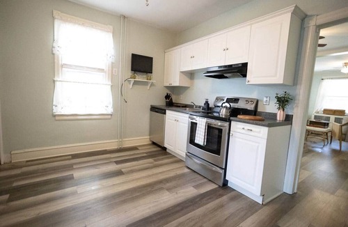 North Wales House | Cozy on Walnut 5 Min walk to train+ close to Merck+ Pet friendly- fully fenced.