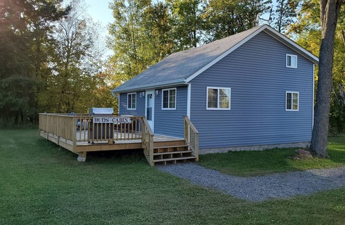 Merrillan House | Cozy Open Concept Cabin for 6