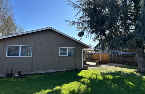 Bethel-Danebo House | Cozy Oregon home located close to airport and all local attractions .