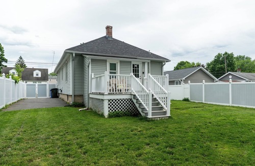 Wethersfield House | Cozy & Peaceful - gated yard, enclosed porch