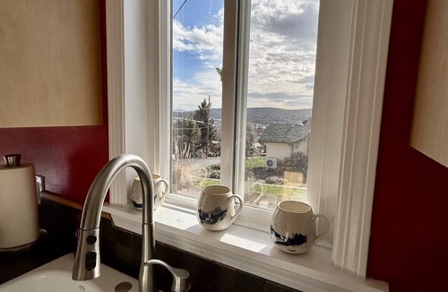 Altamont House | Cozy, peaceful getaway - less than 5 min from downtown Klamath
