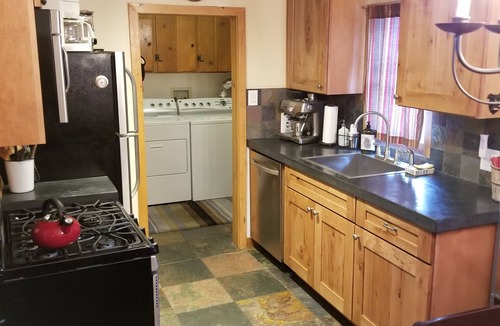 Al Tahoe Cabin | Cozy pet friendly cabin, close to Heavenly Village & walking distance to lake