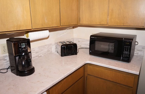 Sunriver Cabin | Cozy Pet Friendly Cabin, Wood Fireplace, Hot Tub, SHARC passes, close to Village
