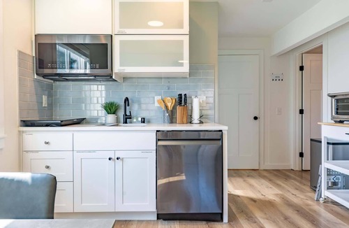 Greenwood House | Cozy Pet friendly Downstairs Retreat in Seattle