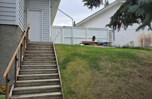 Red Deer House | Cozy Pet Friendly Guest Suite