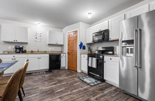Belvidere House | Cozy Pet-Friendly Ranch NoStairs, ideal long stays