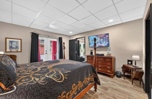 Hickory House | Cozy, Pet-Friendly Retreat in Hickory w/Fire Pit!