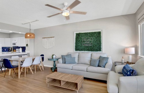 Orange Beach Condo | Cozy Pet Friendly Beachfront Retreat On Top Floor