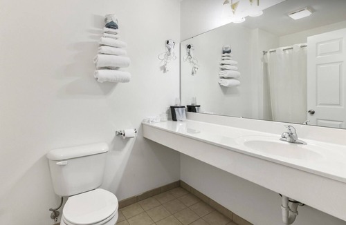 Renault Bed & Breakfast | Cozy Petite Single King Suite with Free Breakfast!