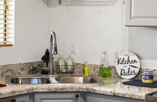 East Morningside Condo | Cozy Phoenix Condo Near Biltmore | Pool & BBQ near Golf, Dining and Shops