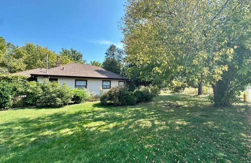 Pickering House | Cozy Pickering Lakeside Home