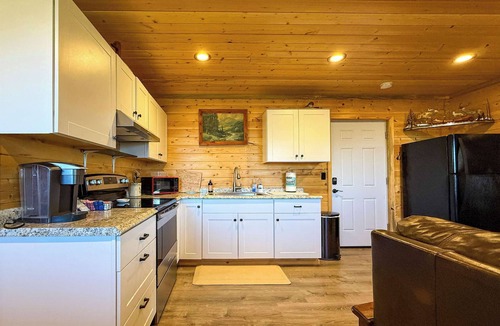 Sequim Apartment | Cozy Pine Getaway: Escape to a serene 1‑bedroom retreat
