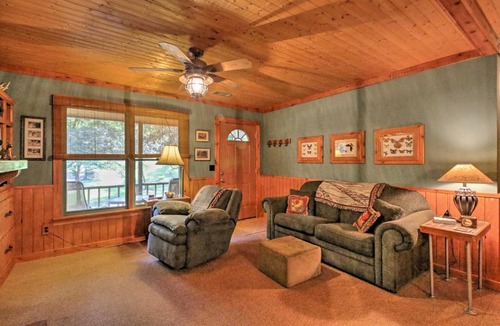 Pine Mountain House | Cozy Pine Mountain Cabin w/Screened Porch & Yard!