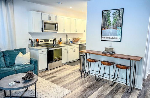 Pinehurst Apartment | Cozy Pinehurst 2BR Apartment w/3 Beds Across from Pinehurst #6 Firepit