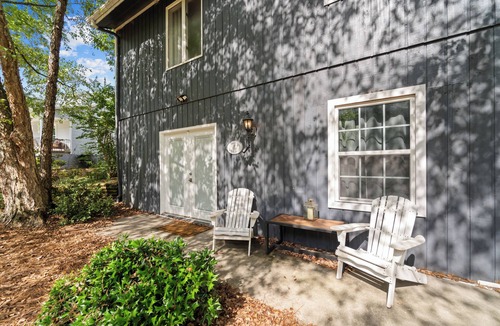 Pinehurst Apartment | Cozy Pinehurst 2BR Apartment w/3 Beds Across from Pinehurst #6 Firepit