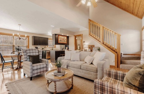 Reeds Spring Cabin | Cozy Pines Cabin | Gated Community | Pool + Golf Course | Near SDC