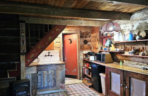 Elroy Cabin | Cozy Pioneer's Cabin on a Peaceful Family Farm