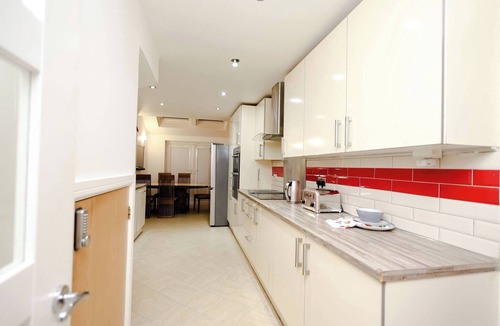 Salford House | Cozy Place in Salford, Sleeps 8, 4 Bedroom, 5 Beds
