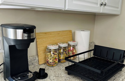 Norwalk Apartment | Cozy, pleasant 2BR apt in Beach community! Only 1hr to NYC!