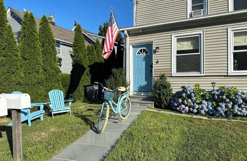 Norwalk Apartment | Cozy, pleasant 2BR apt in Beach community! Only 1hr to NYC!