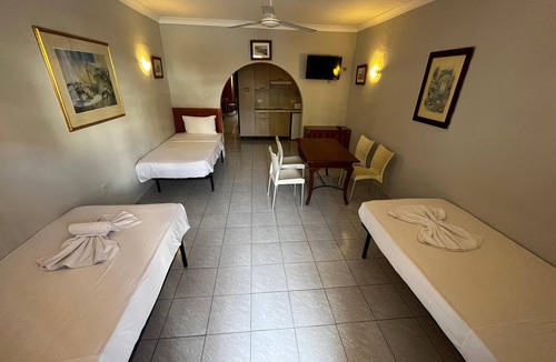 St. Paul's Bay Bed & Breakfast | Cozy poolside apartment with 5 beds